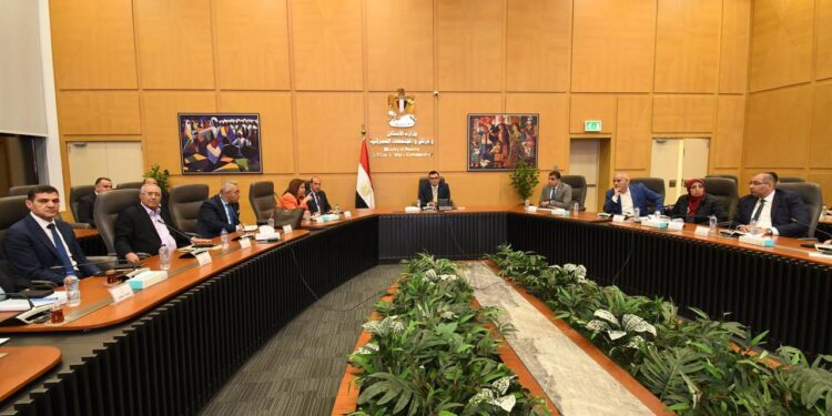 وزير الإسكان يتابع المشروعات السكنية من المحافظات والمدن الجديدة