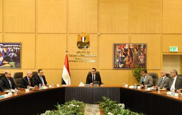 وزير الإسكان يلتقي مجموعة من المطورين بالساحل الشمالي الغربي 1 الساحل الشمالي الغربي