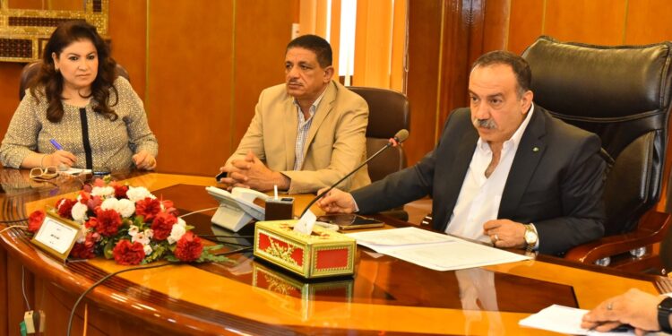 محافظ أسيوط يبحث مع ممثلي التكتلات الاقتصادية آليات التوسع المستقبلي 1 التكتلات الاقتصادية