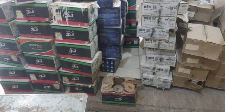 حملة تموينية تضبط 4470 عبوة دهانات منتهية الصلاحية بمنقباد 1 دهانات منتهية الصلاحية